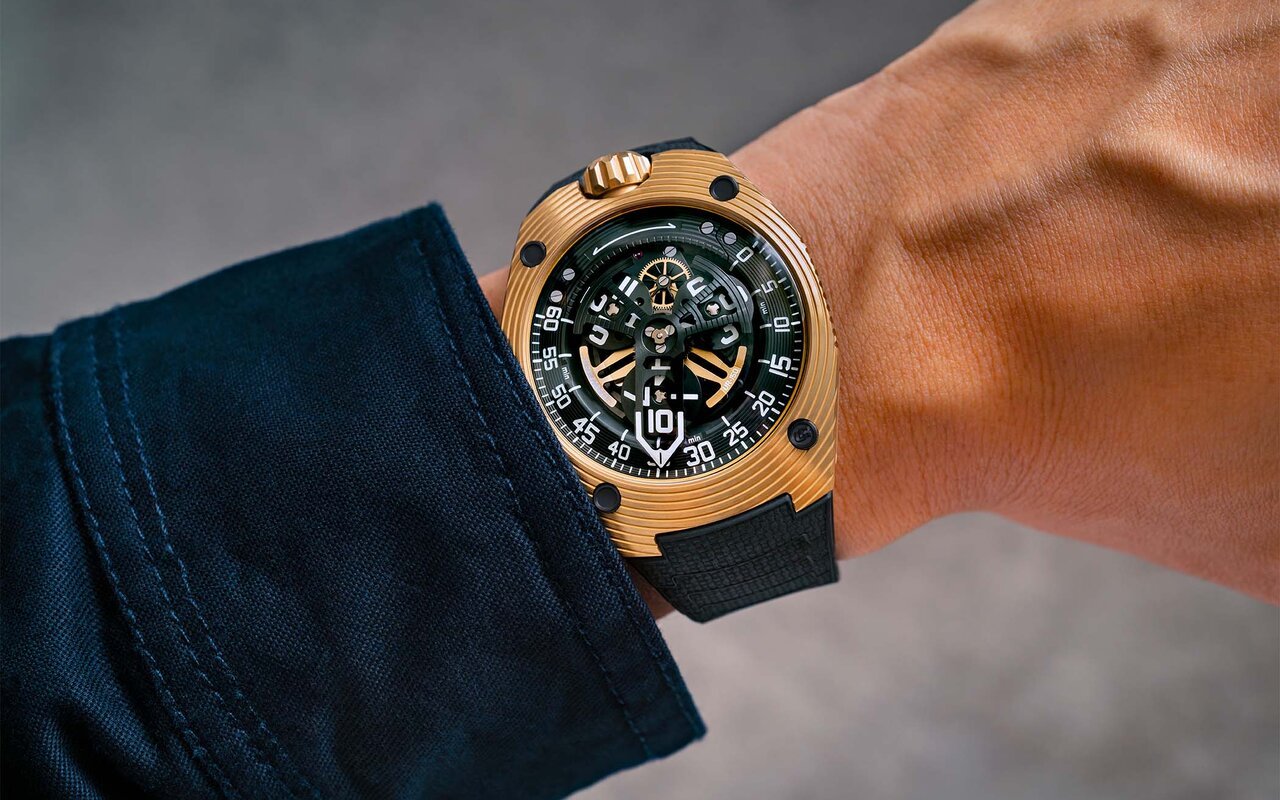L’acier cède sa place à l’or jaune massif sur les satellites de la Urwerk UR-150 Golden Scorpion, et ce mécanisme unique devient pièce de collection absolue