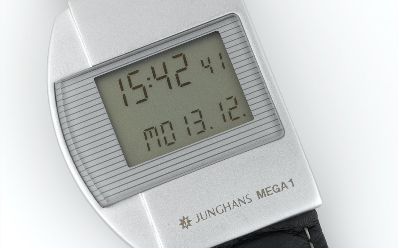 Les autres marques tâtonnaient encore quand Junghans lançait en 1990 la Mega 1, première montre-bracelet au monde à recevoir l’heure des horloges atomiques allemandes