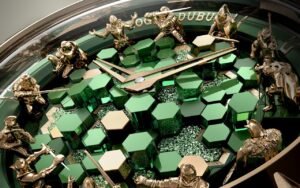 Merlin changé en cerf blanc et 70 heures de gravure par boîtier : Roger Dubuis clôt sa trilogie Merlin avec 28 montres en or rose