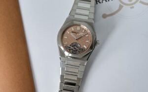 Née en 1975, icône du sport chic, la Girard-Perregaux Laureato reçoit enfin un tourbillon et franchit un cap inédit dans l’horlogerie de luxe