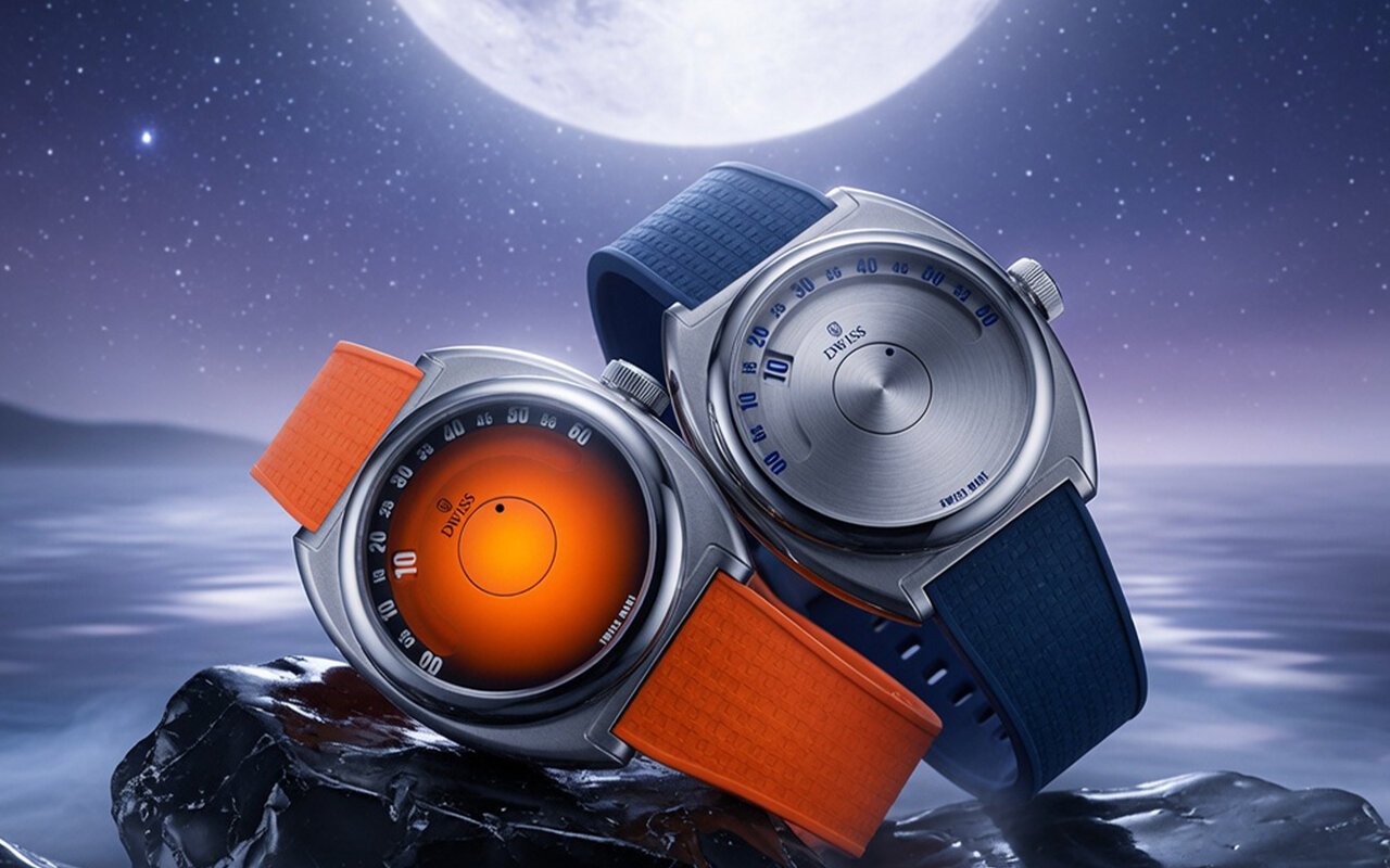 Quinze ans après son lancement, la DWISS S1 Wandering Hours reste limitée à 50 pièces par couleur et continue de défier les codes du marché horloger