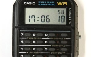 Retour vers le futur a rendu la Casio CA-53W légendaire, mais c’est sa présence ininterrompue au catalogue qui en fait une anomalie horlogère fascinante
