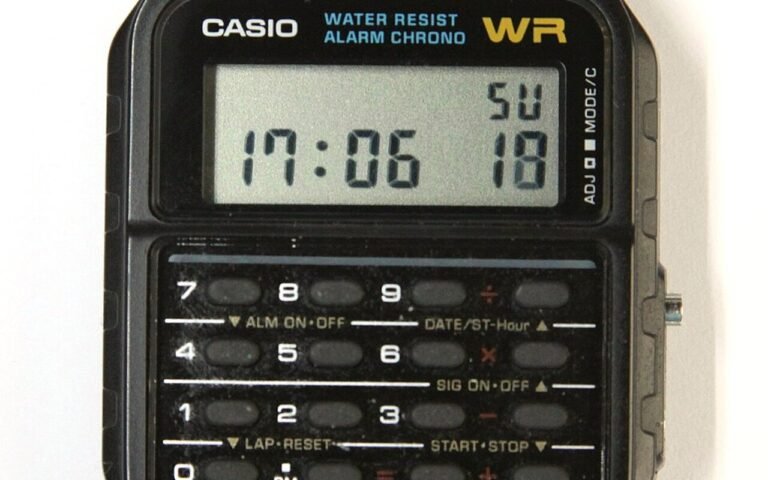 Retour vers le futur a rendu la Casio CA-53W légendaire, mais c’est sa présence ininterrompue au catalogue qui en fait une anomalie horlogère fascinante