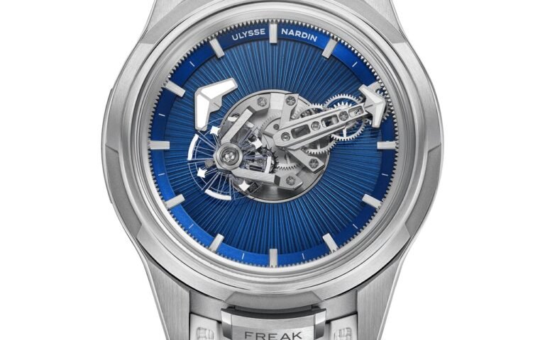 Sans cadran, sans aiguilles et sans couronne : la Freak One d’Ulysse Nardin passe à l’émail bleu translucide, en 99 exemplaires