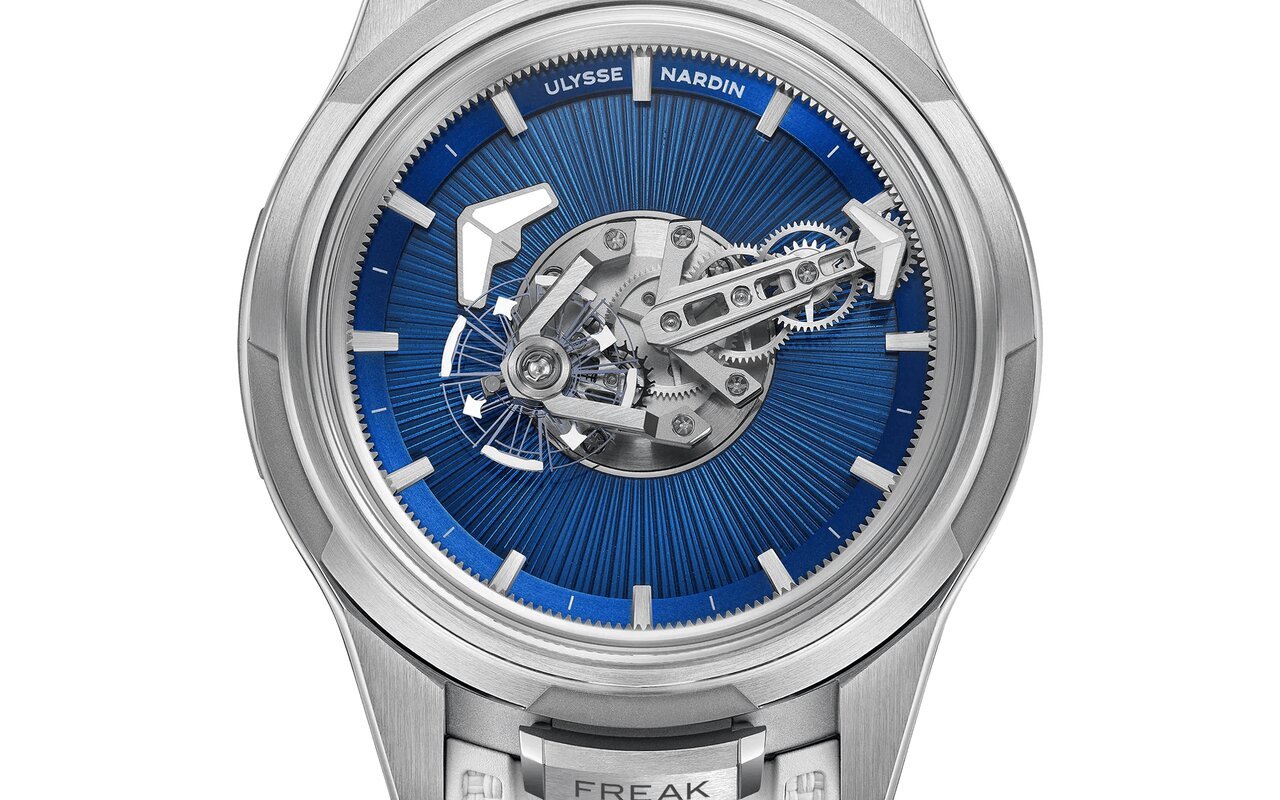 Sans cadran, sans aiguilles et sans couronne : la Freak One d’Ulysse Nardin passe à l’émail bleu translucide, en 99 exemplaires