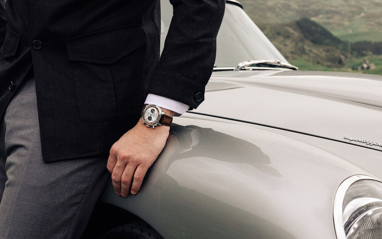 Un rehaut en bois comme le volant de la DB5 : Breitling rend hommage à l’Aston Martin de James Bond avec trois Top Time limitées