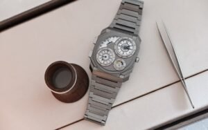 Vianney Halter s’attaque à l’Octo Finissimo Dual Time de Bvlgari et son futurisme rétro Antiqua transforme la montre extra-plate la plus inattendue de l’année