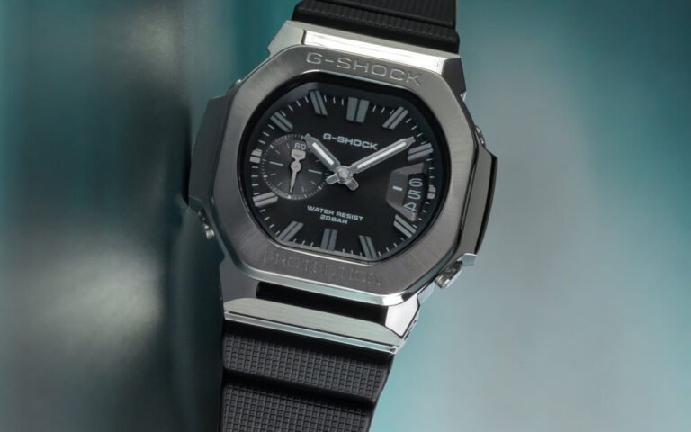Aiguilles montées sur aimant et date à trois cellules : Casio redessine en analogique la G-Shock carrée de 1983