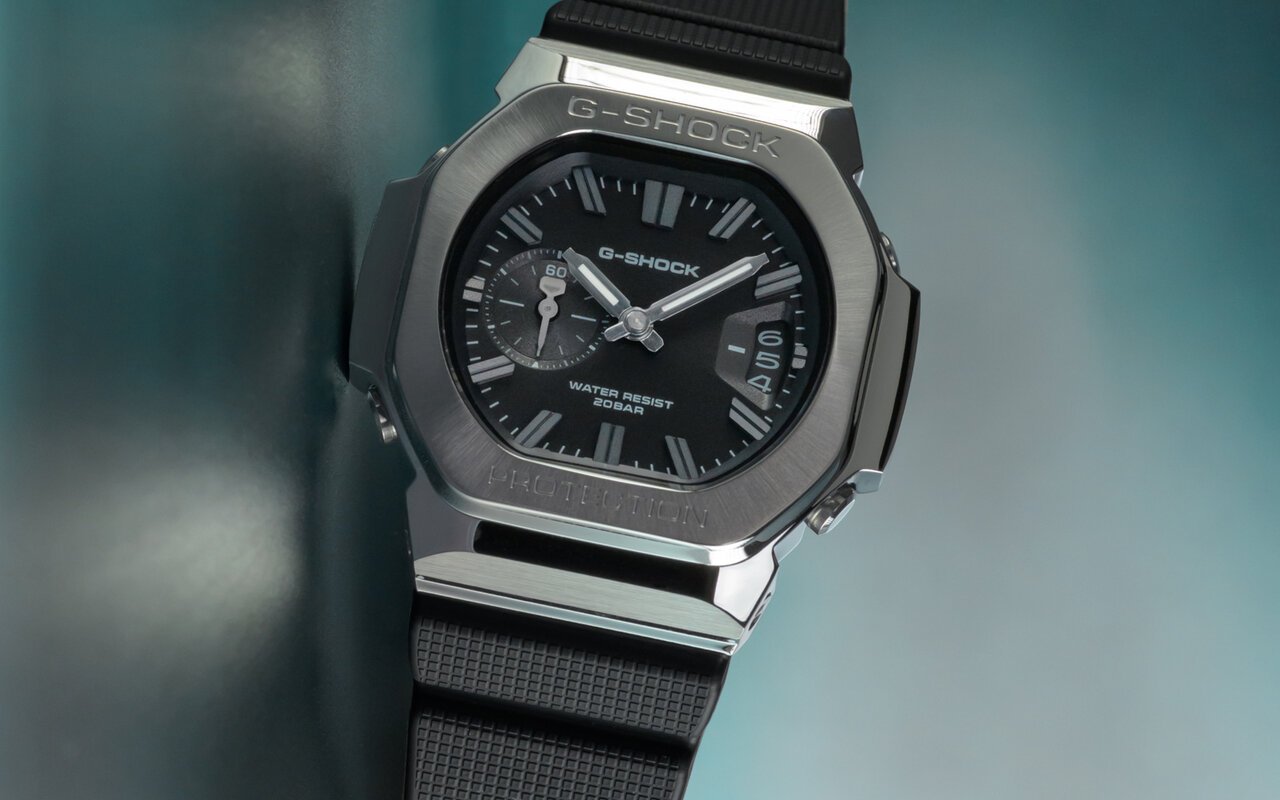 Casio G-SHOCK GMC-2500-1A, lunette en acier, cadran noir avec petite seconde et guichet de date à trois cellules, bracelet en résine noire