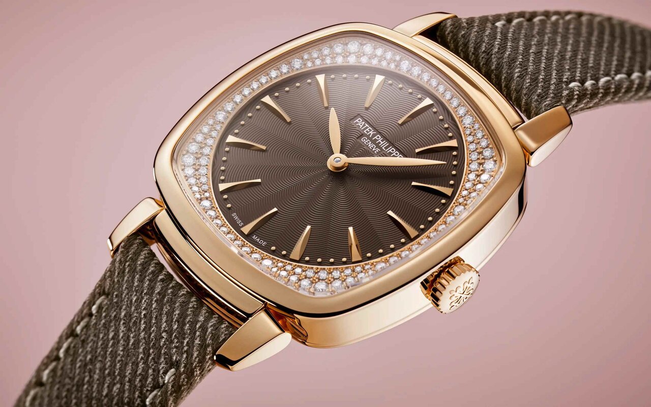 Montre Patek Philippe à boîtier coussin en or rose, cadran marron guilloché de vagues, réhaut serti de diamants et bracelet textile gris-brun, sur fond rose pâle