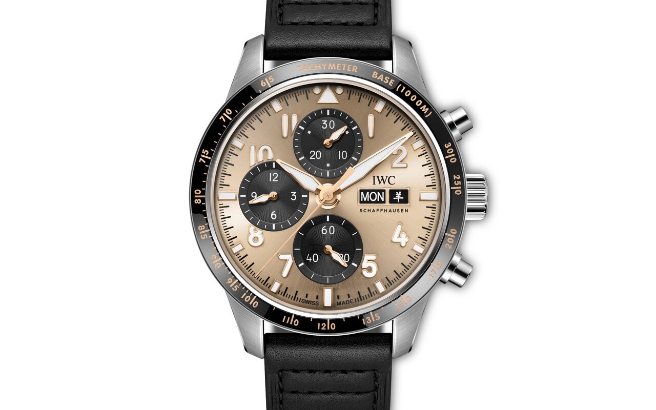 Chronographe IWC en titane à cadran doré, trois compteurs noirs, lunette tachymétrique en céramique noire et bracelet en cuir noir