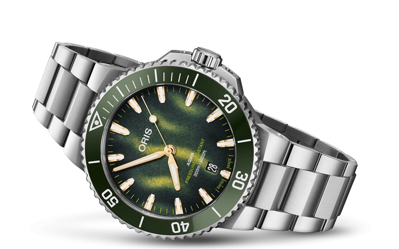 Montre de plongée Oris Aquis Date Kelp Forest en acier, cadran vert texturé aux reflets dorés, lunette verte, bracelet acier