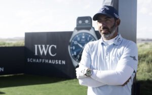 Cadran vert olive et deux bracelets interchangeables : l’IWC Pilot’s Watch Chronograph IW378008 s’invite à St Andrews pour le Dunhill Links 2026