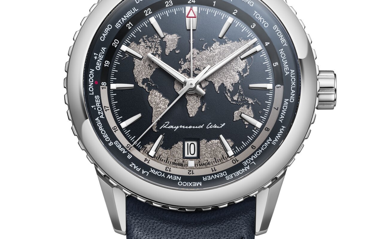 Montre Raymond Weil Freelancer World-Traveller en acier, cadran bleu avec carte du monde argentée, noms de villes sur le pourtour et bracelet cuir bleu