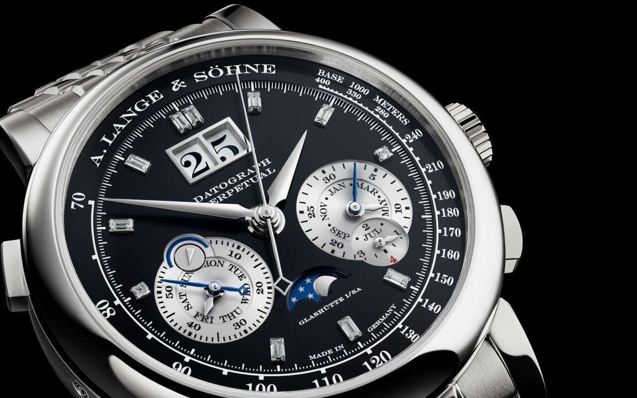 Cadran noir d'une A. Lange & Söhne Datograph Perpetual en platine, index en diamants taille baguette, grande date à 12 heures et bracelet en platine