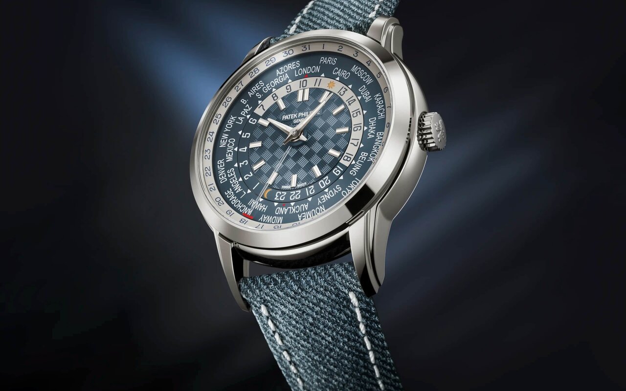 Date calée sur l’heure locale, une première mondiale brevetée : la Patek Philippe Heure Universelle 5330G prolonge l’invention de Louis Cottier
