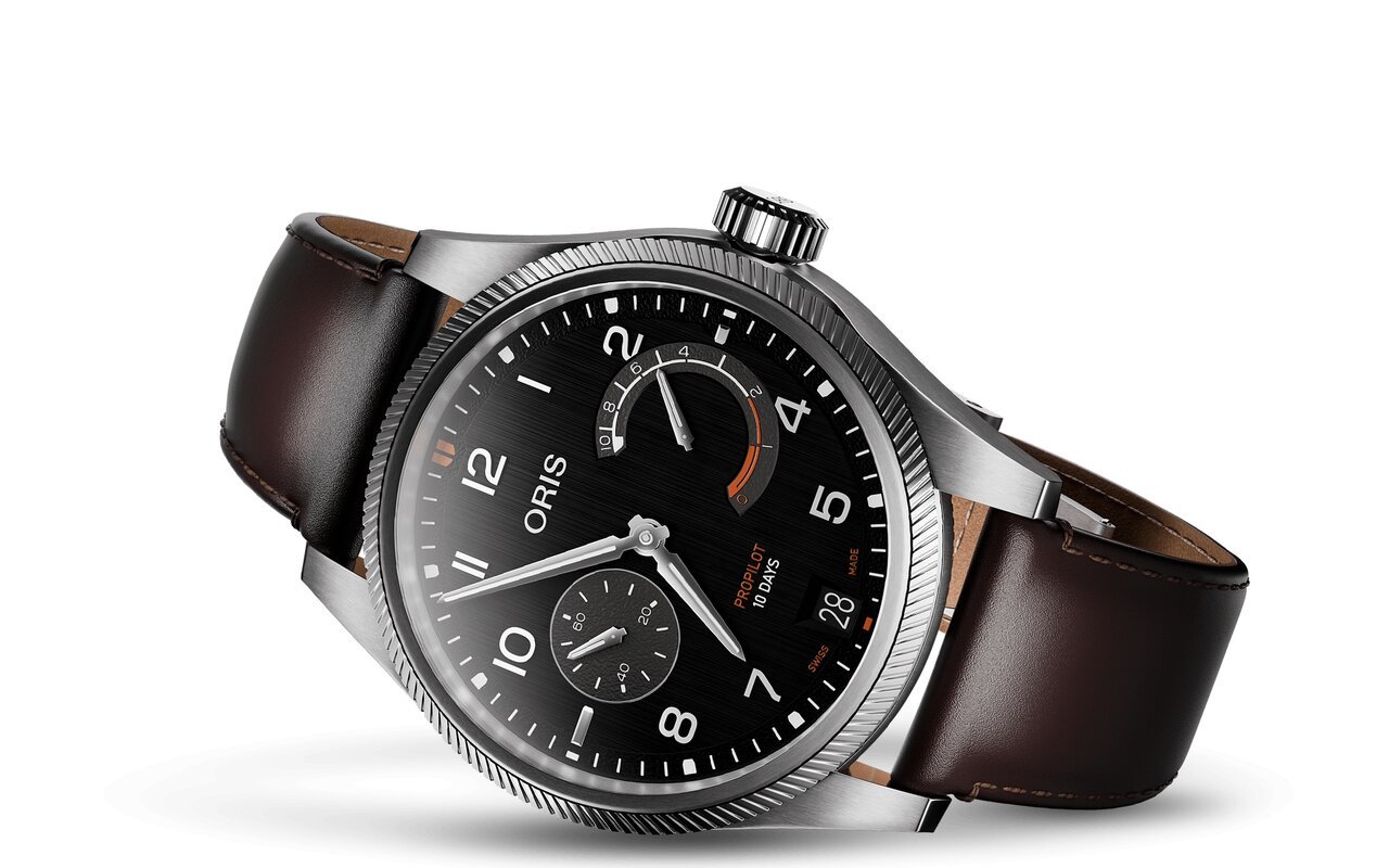 Montre Oris ProPilot Calibre 111 en acier, cadran noir brossé, lunette cannelée et bracelet en cuir brun foncé
