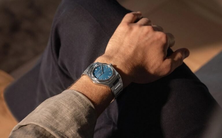 Émail bleu translucide posé sur le motif Clous de Paris : la Girard-Perregaux Laureato Fifty 39 mm est affichée à 24 000 euros