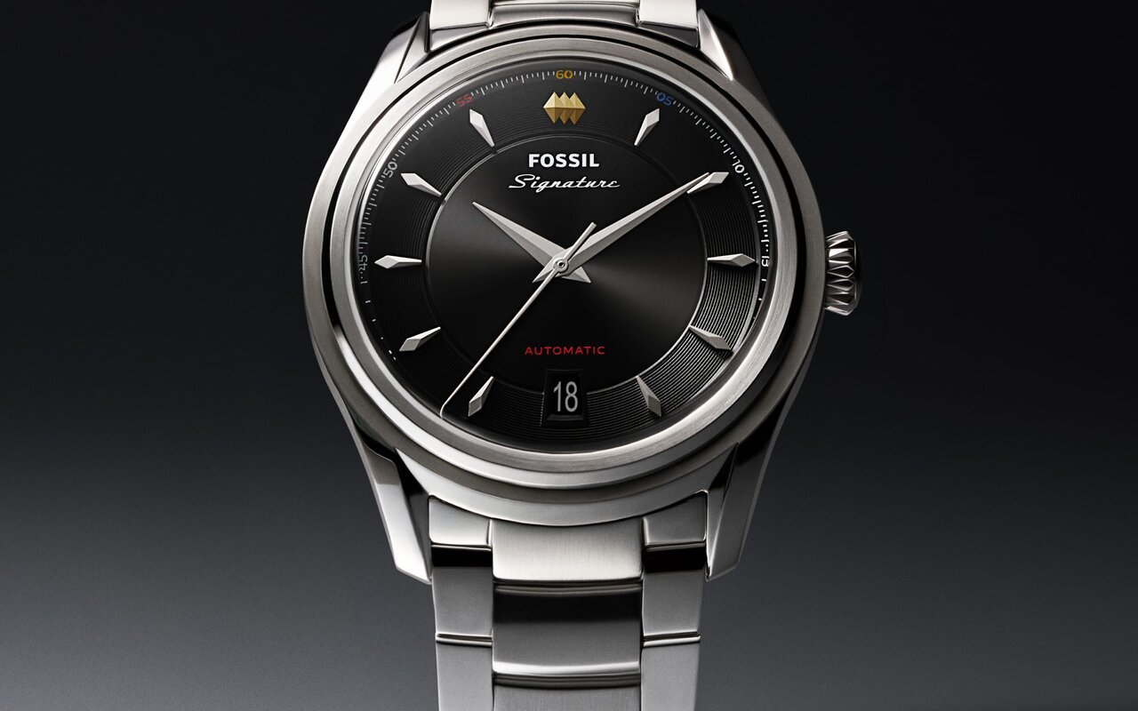 Montre Fossil Signature CS-1 automatique en acier, cadran noir à motif concentrique, index facettés et bracelet acier, sur fond sombre