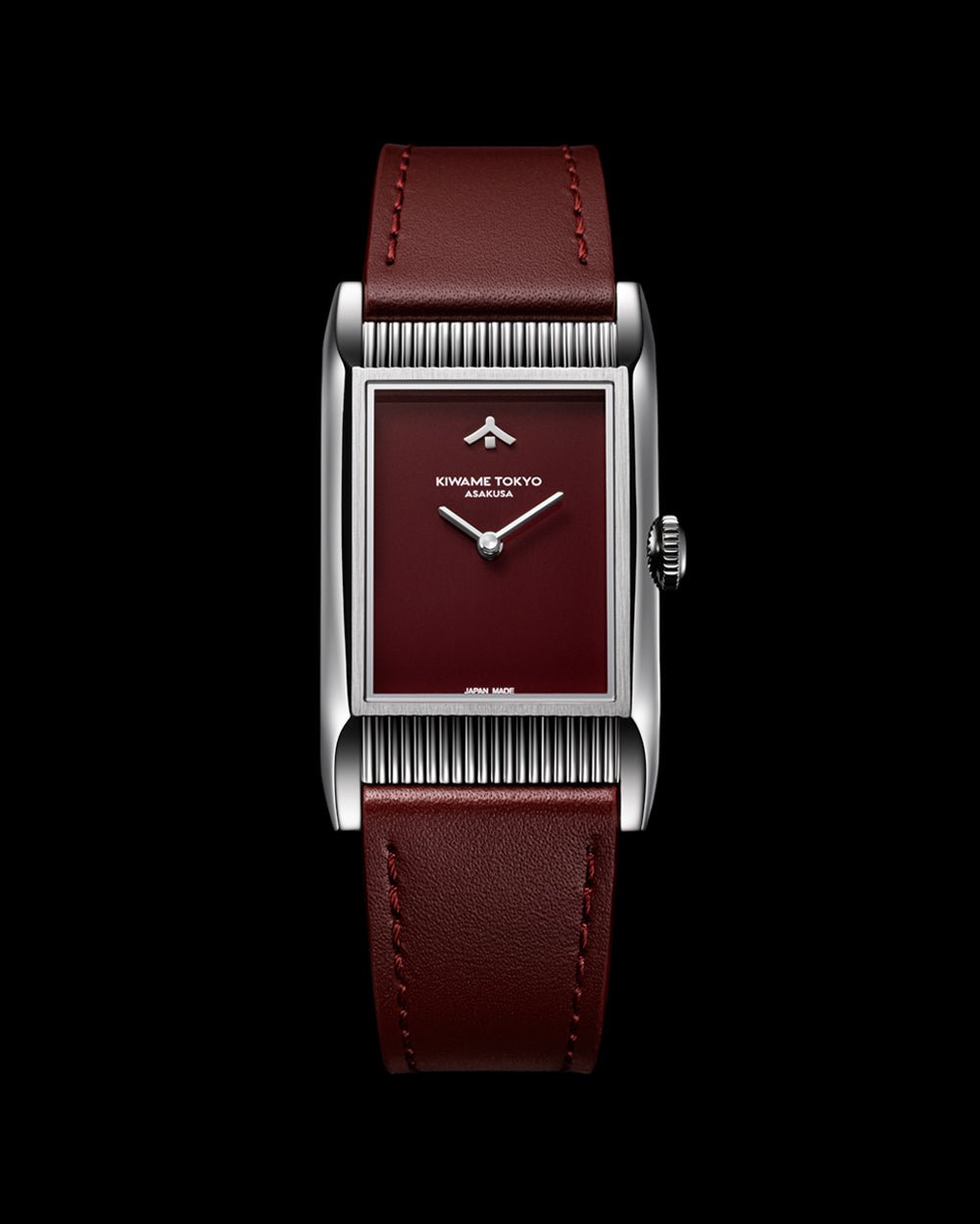 Montre rectangulaire Kiwame Tokyo Yane à cadran bordeaux laqué, index mune en applique à 12 heures, bracelet en cuir bordeaux à surpiqûres rouges
