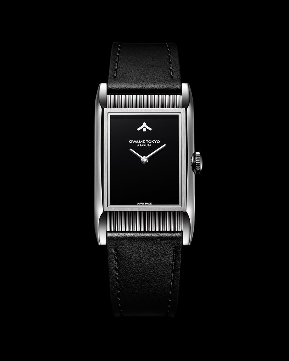 Montre rectangulaire Kiwame Tokyo Yane à cadran noir laqué, deux aiguilles sans trotteuse, bandes cannelées en acier au-dessus et au-dessous du cadran, bracelet en cuir noir