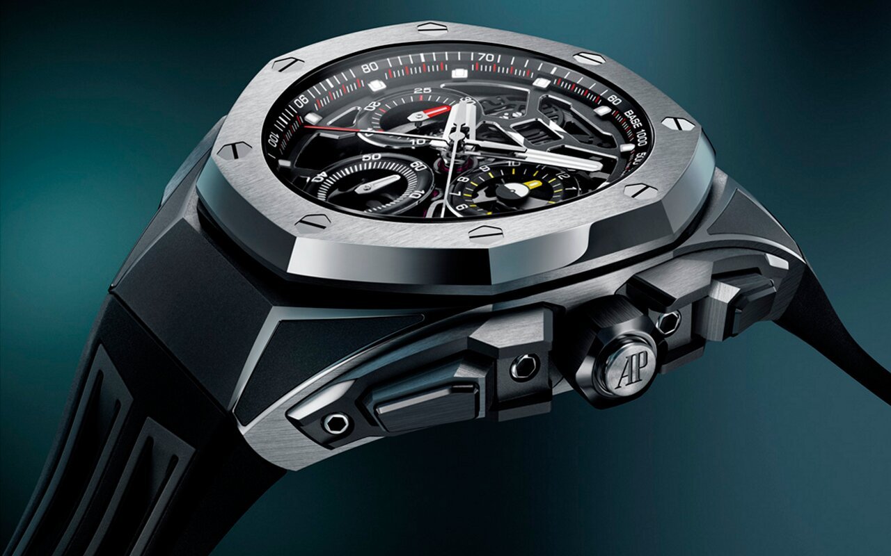 Montre Audemars Piguet Royal Oak Concept Chronographe Rattrapante GMT Grande Date en titane, vue de trois quarts sur fond vert sombre
