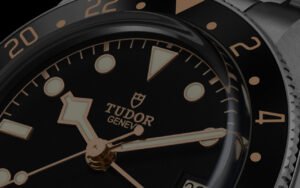 Lunette 24 heures noir et bordeaux et calibre GMT maison : la Tudor Black Bay 58 passe au second fuseau horaire