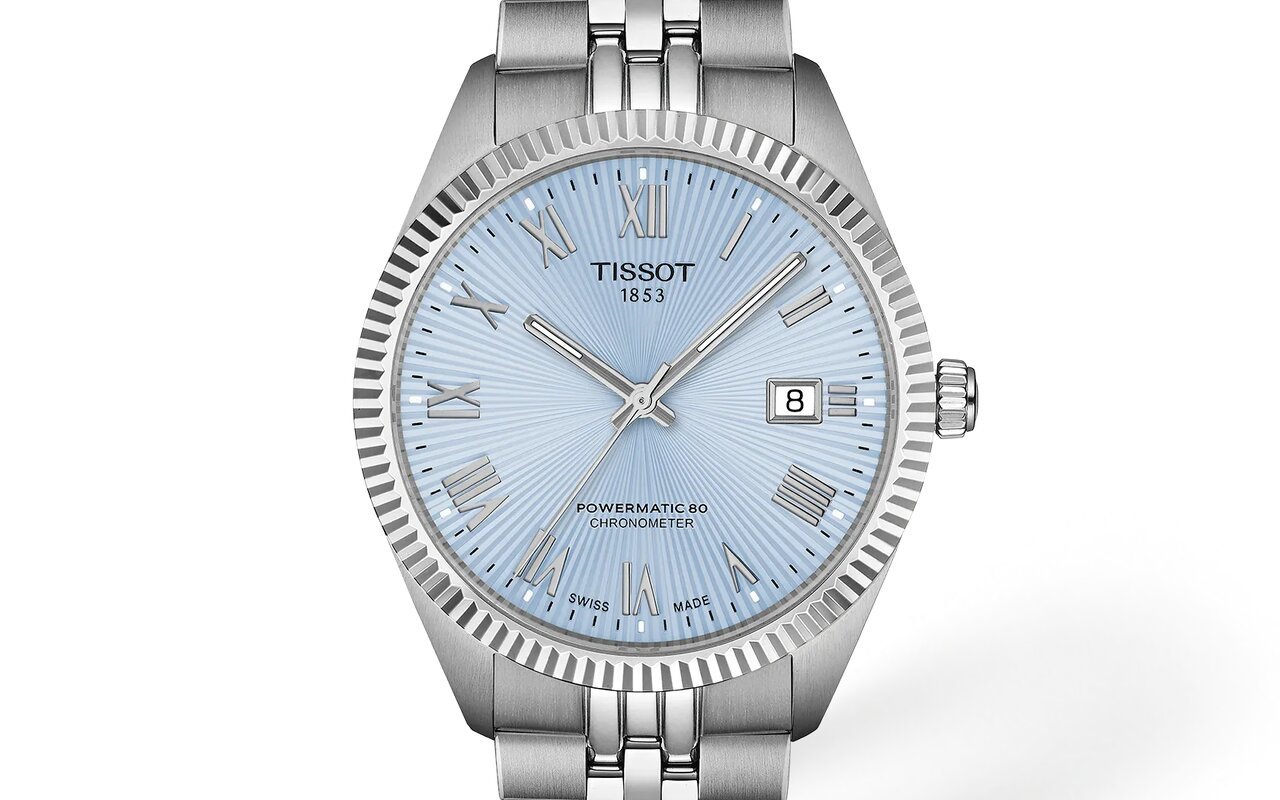 Tissot Ballade 39 mm en acier, cadran bleu glacier soleillé avec chiffres romains, lunette cannelée, guichet de date à 3 heures et bracelet acier cinq maillons