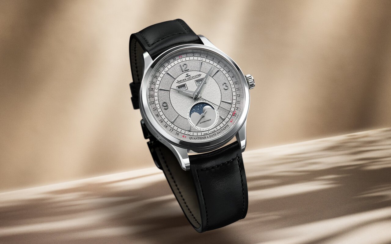 Montre Jaeger-LeCoultre Master Control Calendar en acier, cadran argenté grainé avec phase de lune et quantième à date sautante, bracelet en cuir noir