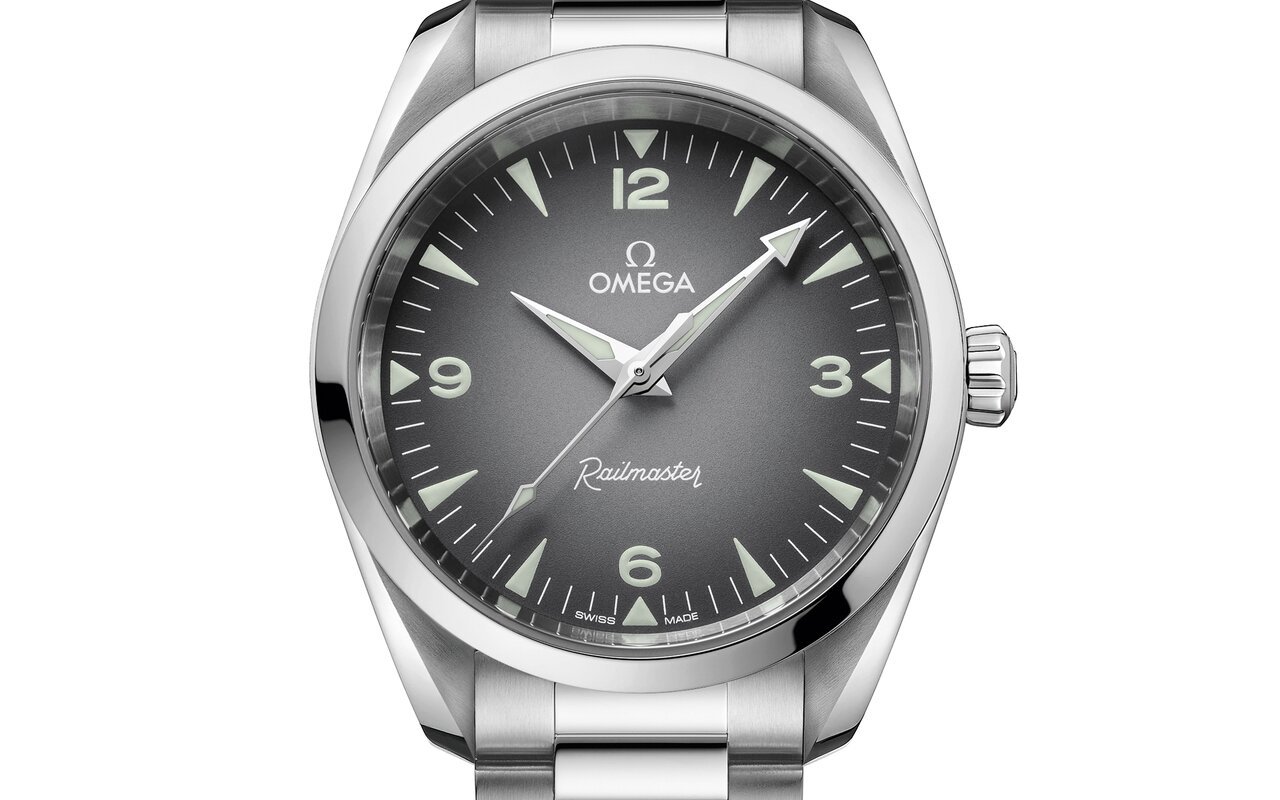 Montre Omega Seamaster Railmaster 38 mm en acier, cadran gris dégradé, chiffres 12, 3, 6 et 9 luminescents, bracelet acier