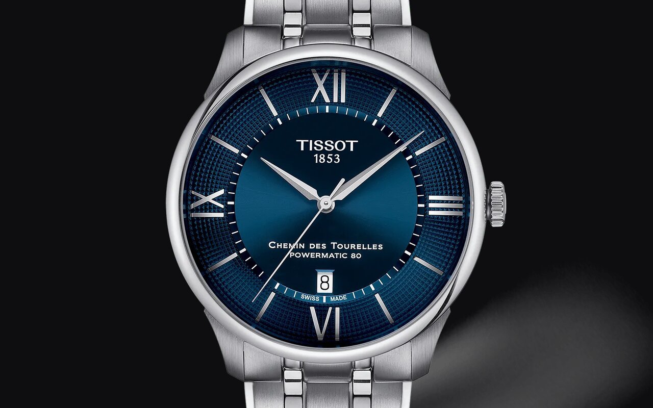 Tissot Chemin des Tourelles 42 mm, cadran bleu à centre soleillé et anneau grainé, chiffres romains, date à 6 heures et bracelet acier