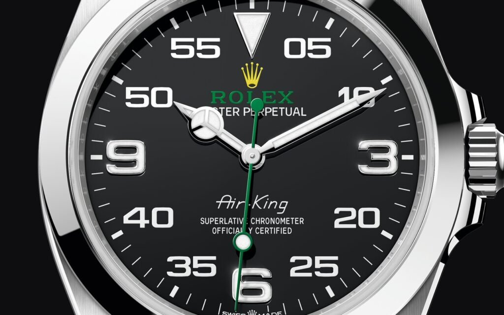 Protège-couronne inédit et échelle des minutes graduée de 05 à 55 : la Rolex Air-King 126900 est la dernière héritière de la ligne Air de 1945
