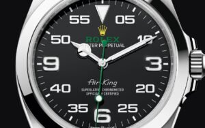 Protège-couronne inédit et échelle des minutes graduée de 05 à 55 : la Rolex Air-King 126900 est la dernière héritière de la ligne Air de 1945