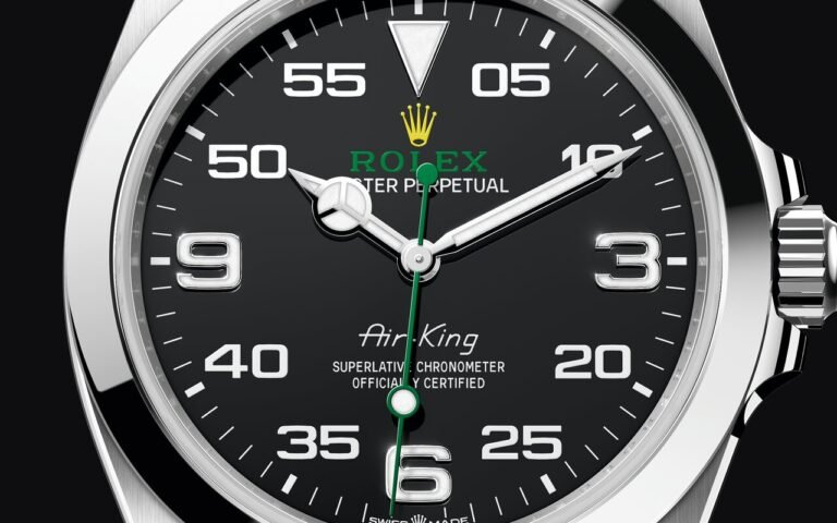 Protège-couronne inédit et échelle des minutes graduée de 05 à 55 : la Rolex Air-King 126900 est la dernière héritière de la ligne Air de 1945