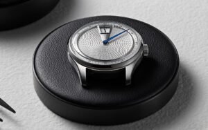 Quinze ans après la C9 Harrison, Christopher Ward ressort son heure sautante JJ01 dans une C1 limitée à 300 exemplaires