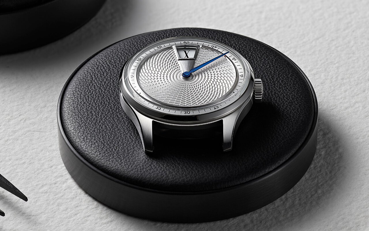 Quinze ans après la C9 Harrison, Christopher Ward ressort son heure sautante JJ01 dans une C1 limitée à 300 exemplaires