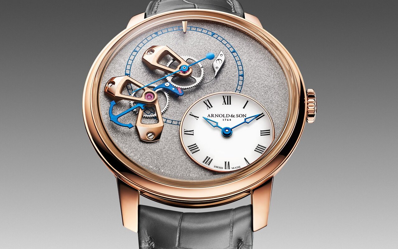 Montre Arnold & Son en or rouge à cadran gris grainé, mécanisme de seconde morte visible avec ancre bleuie et petit cadran blanc à chiffres romains, bracelet alligator gris