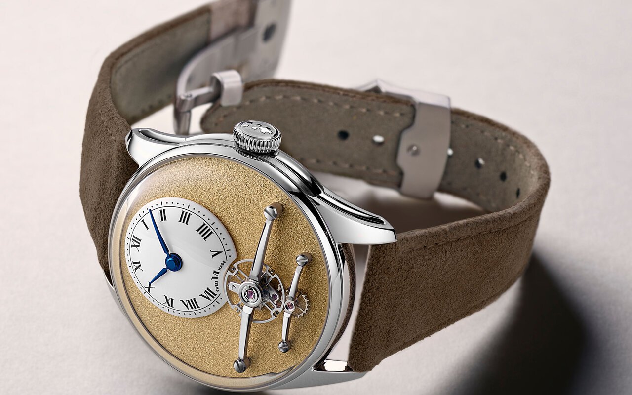 Montre Christopher Ward en acier à cadran doré texturé, petit cadran blanc à chiffres romains, balancier visible sous deux ponts polis et bracelet en suède taupe