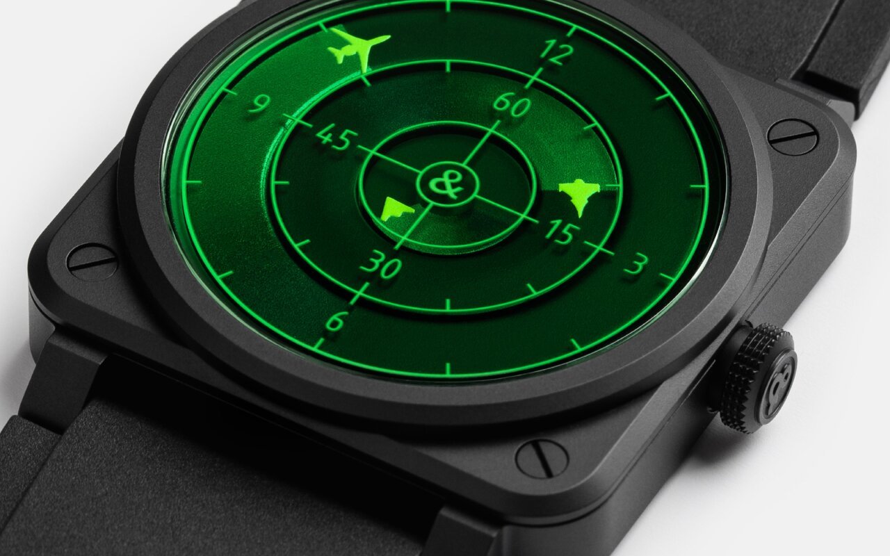 Trois avions sur trois disques et 999 exemplaires : la Bell & Ross BR-03 Green Radar Ceramic passe l’écran radar au vert