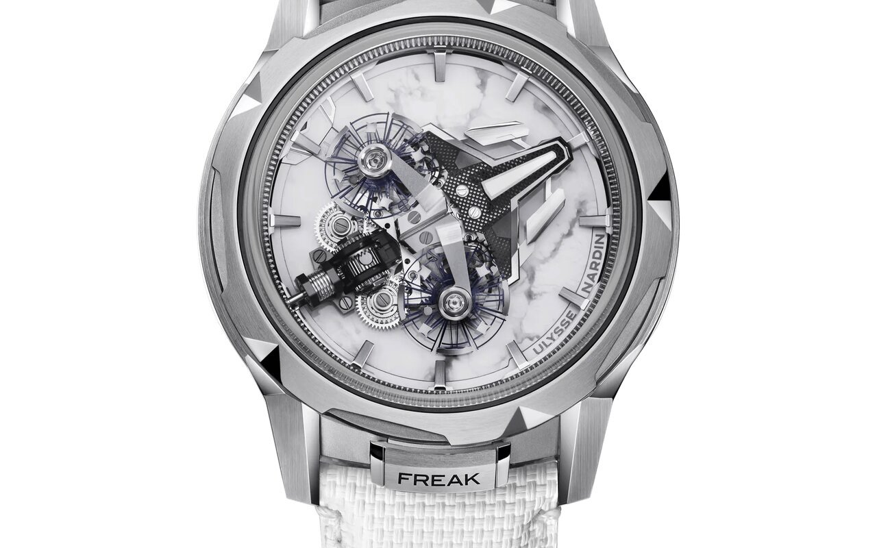 Ulysse Nardin Freak S Howlite en titane, carrousel volant posé sur un disque de howlite blanche veinée de gris, bracelet caoutchouc blanc texturé