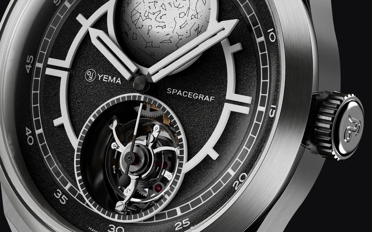 Cadran noir sablé de la Yema Spacegraf avec le disque de voûte céleste clair en haut et le tourbillon volant apparent à 6 heures