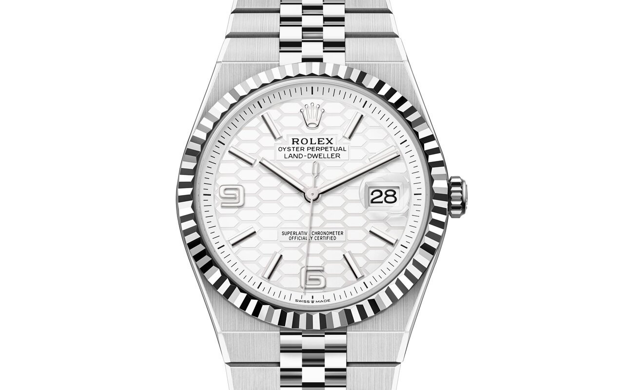 Montre Rolex Land-Dweller en acier à lunette cannelée, cadran blanc à motif hexagonal, chiffres 6 et 9, guichet de date à 3 heures et bracelet Jubilee plat