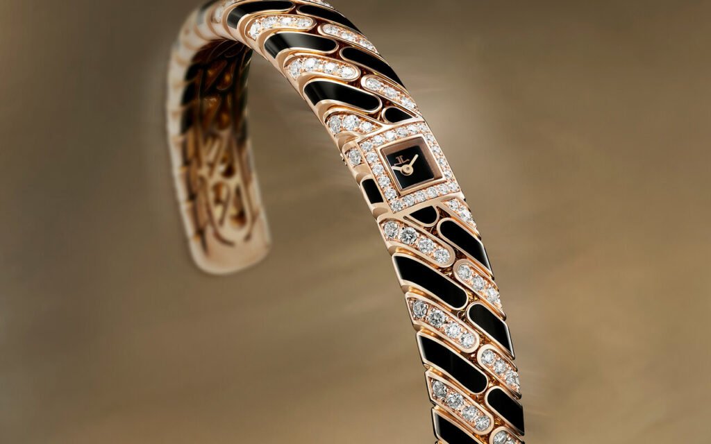 Le plus petit mouvement mécanique du monde disparaît dans un jonc d’or rose serti de 158 diamants : voici la Jaeger-LeCoultre Calibre 101 Chain
