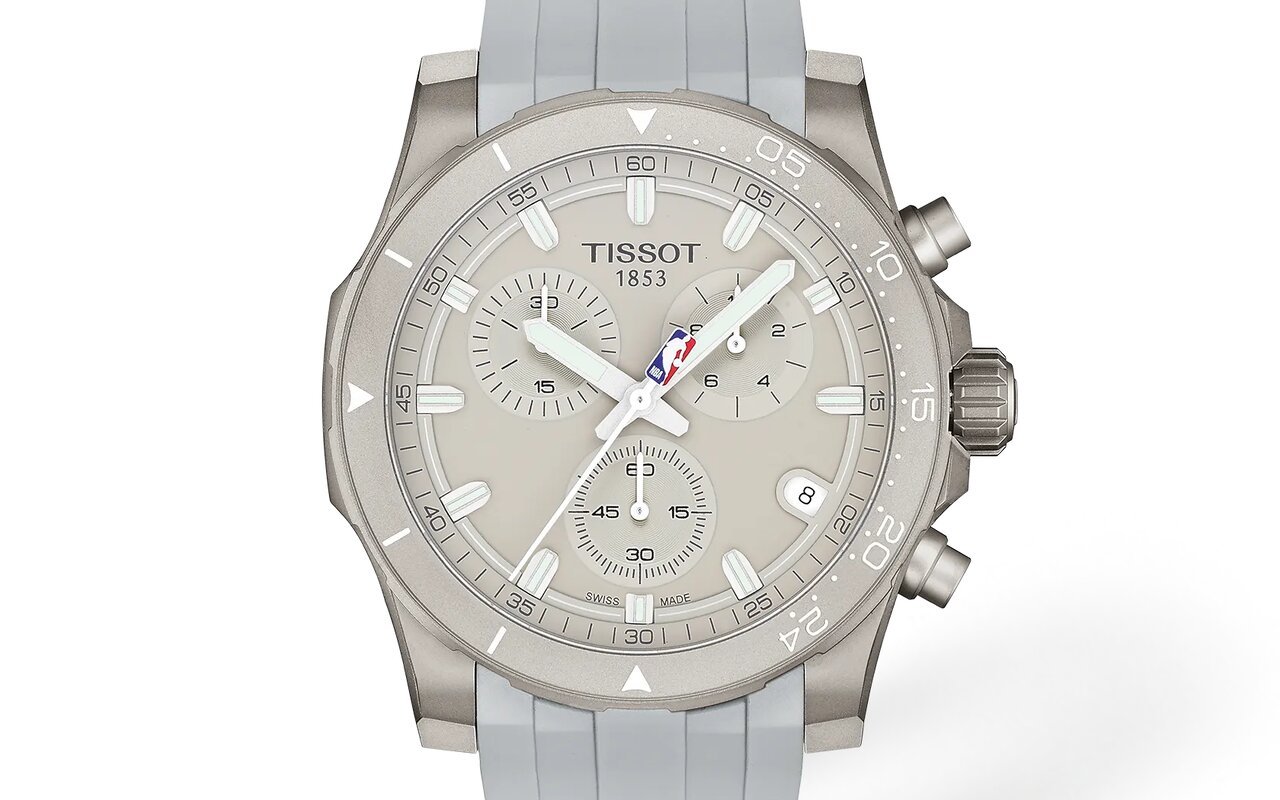 Chronographe Tissot Supersport NBA 2026 au cadran gris mat, trois compteurs, lunette graduée sur 24 secondes et bracelet en caoutchouc gris