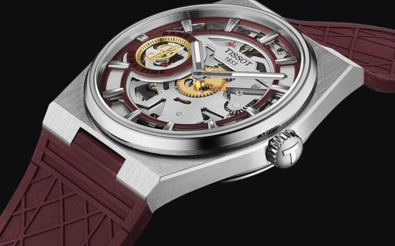 Une petite seconde en forme de « D » et un cadran squelette bordeaux : la Tissot PRX Skeleton Damian Lillard se porte aussi en montre de poche, à 1 895 euros