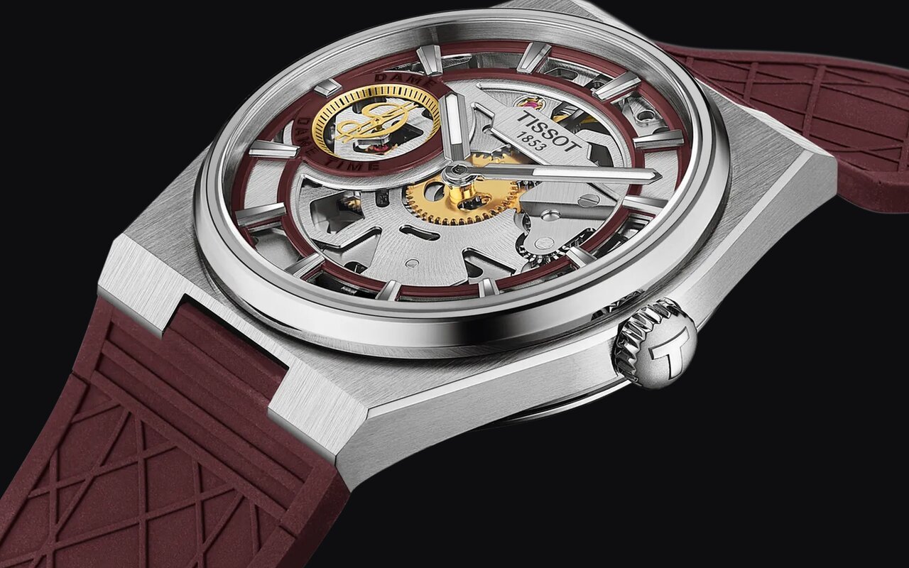 Montre Tissot PRX Skeleton Damian Lillard vue de trois quarts, cadran squelette bordeaux et argent, bracelet en caoutchouc bordeaux, sur fond noir