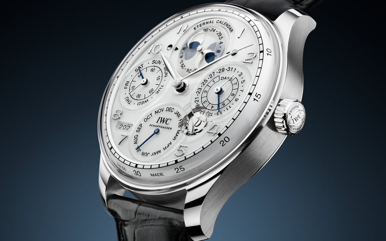 Montre IWC Portugieser Eternal Calendar en platine, cadran blanc à compteurs de calendrier et double phase de lune, bracelet alligator noir
