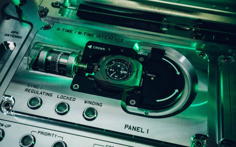 Une seconde de dérive en 317 ans : Urwerk a construit une horloge atomique de 35 kilos qui remonte et règle elle-même sa montre mécanique